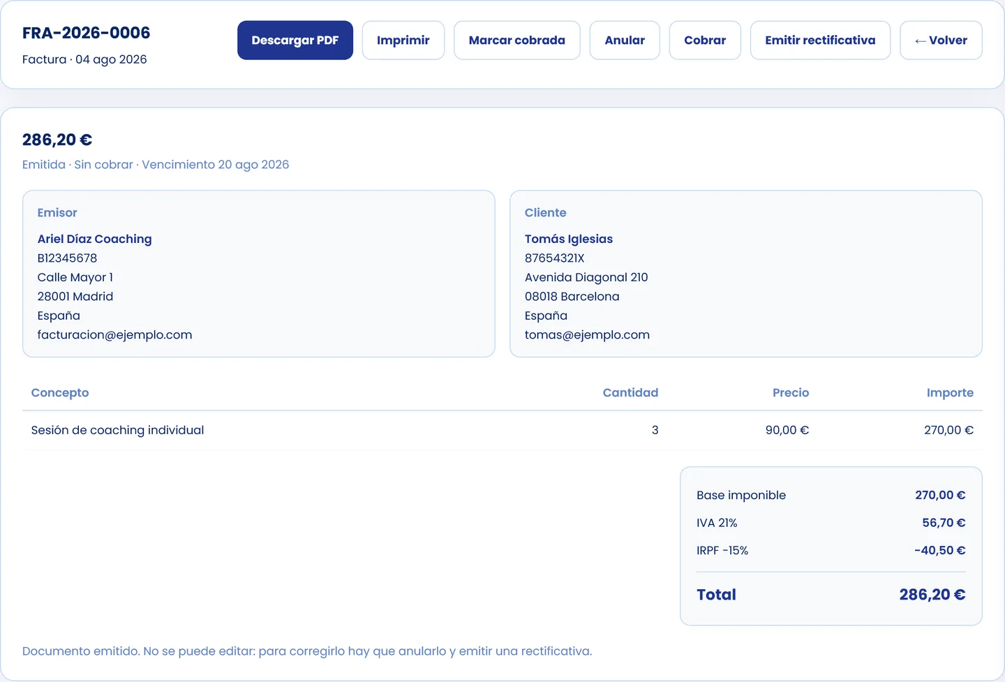 Factura emitida en CoachPro Tools con los datos del emisor y del cliente, el concepto, la base imponible, el IVA, la retención de IRPF y el total, y los botones para descargar el PDF, cobrar, anular o emitir una rectificativa